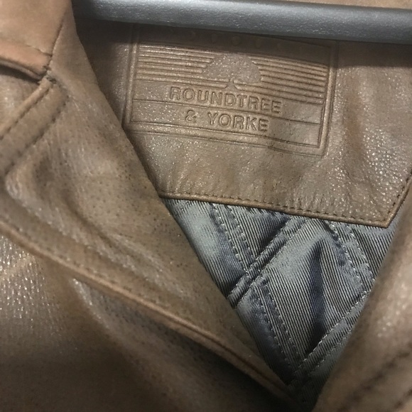 Like new ,worn once three quarter length distressed leather. Heavy duty. Thanks - Picture 2 of 2